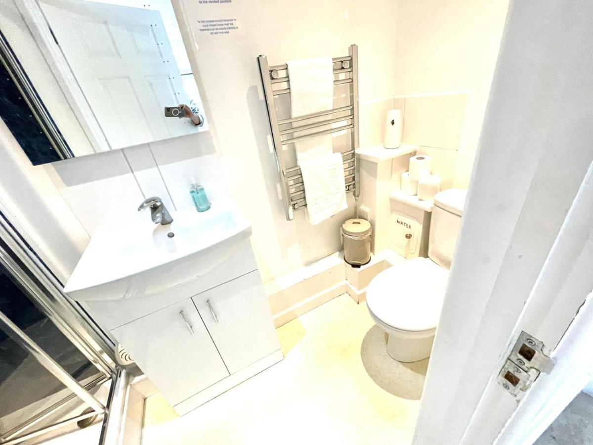 Koala & Tree - Massive Studio Centric Location - Short Lets & Serviced Apartment *