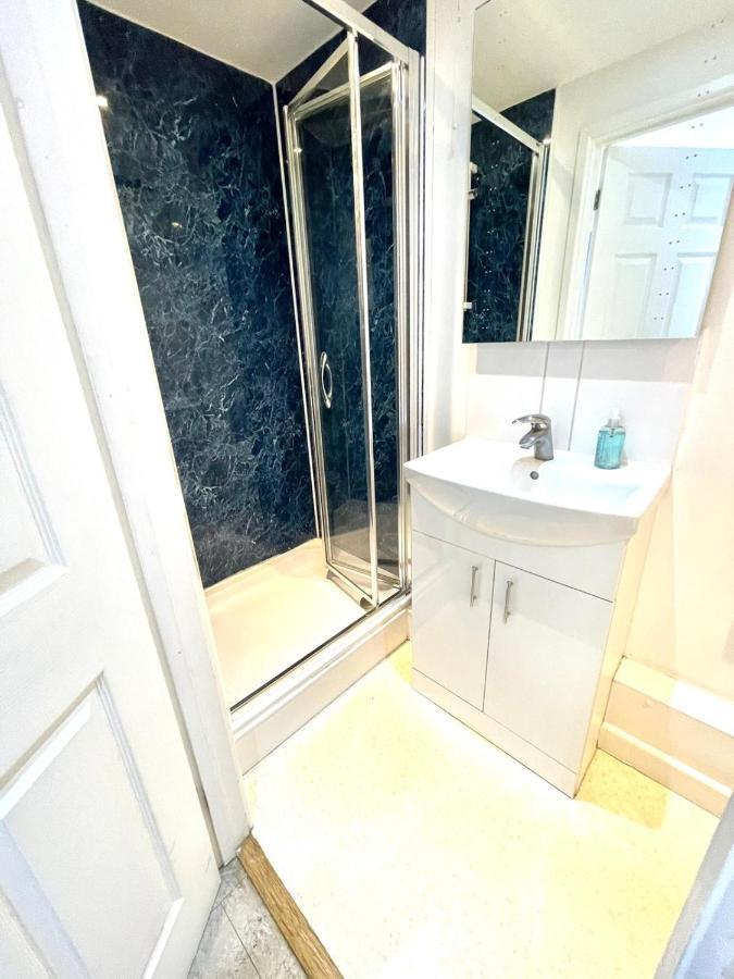 Koala & Tree - Massive Studio Centric Location - Short Lets & Serviced Apartment