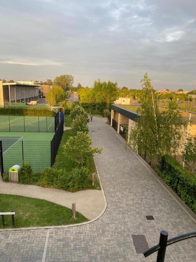 Apartment Contemporary Trumpington: Modern With Parking, Terrace & Hospital Proximity