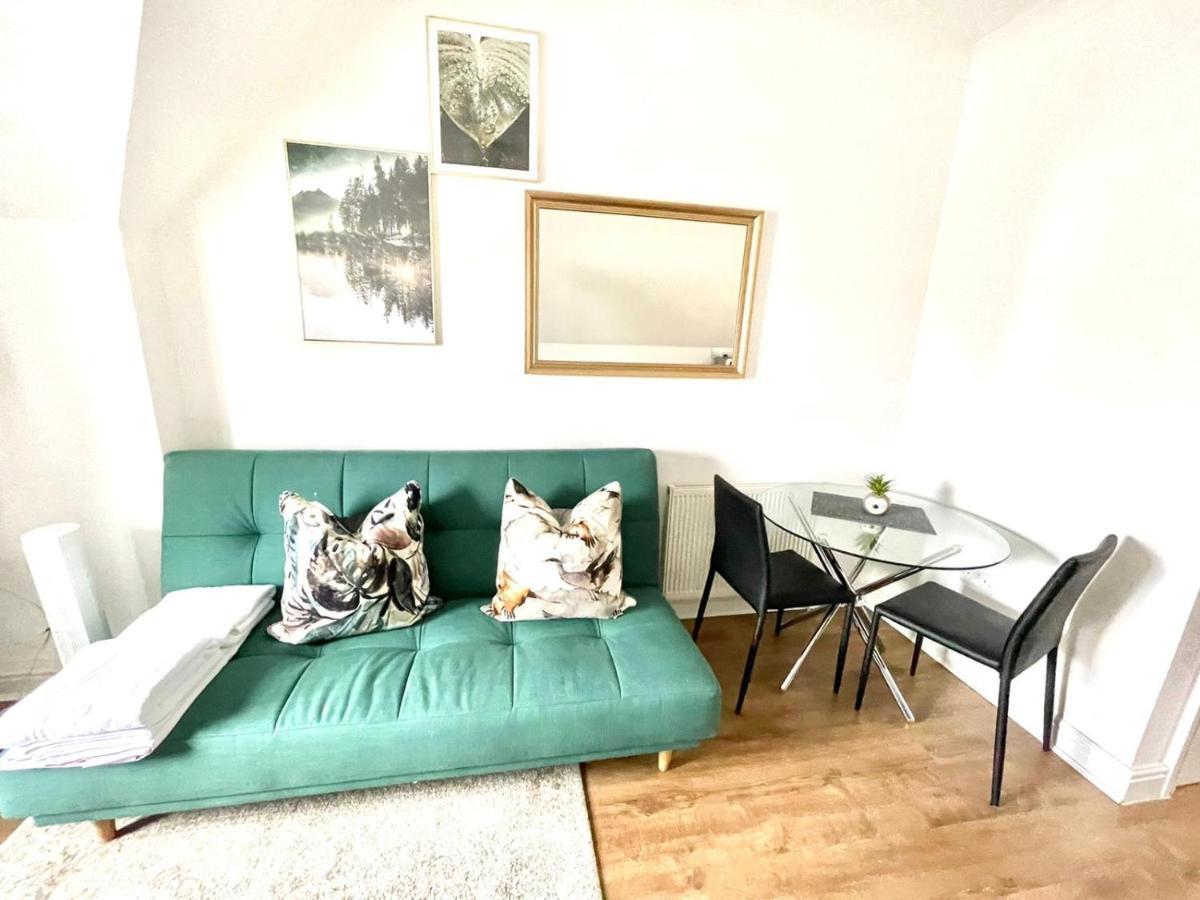 Koala & Tree - 2 Bedroom In Centre - Short Lets & Serviced *