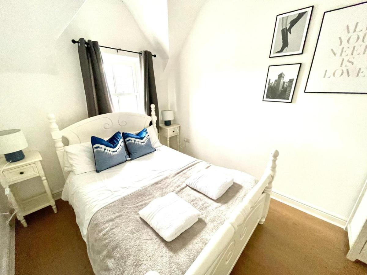 Koala & Tree - 2 Bedroom In Centre - Short Lets & Serviced Apartment