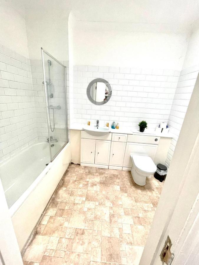 Koala & Tree - 2 Bedroom In Centre - Short Lets & Serviced *