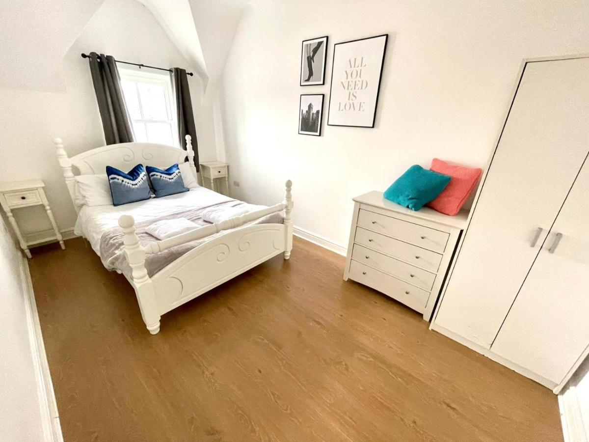 Koala & Tree - 2 Bedroom In Centre - Short Lets & Serviced *