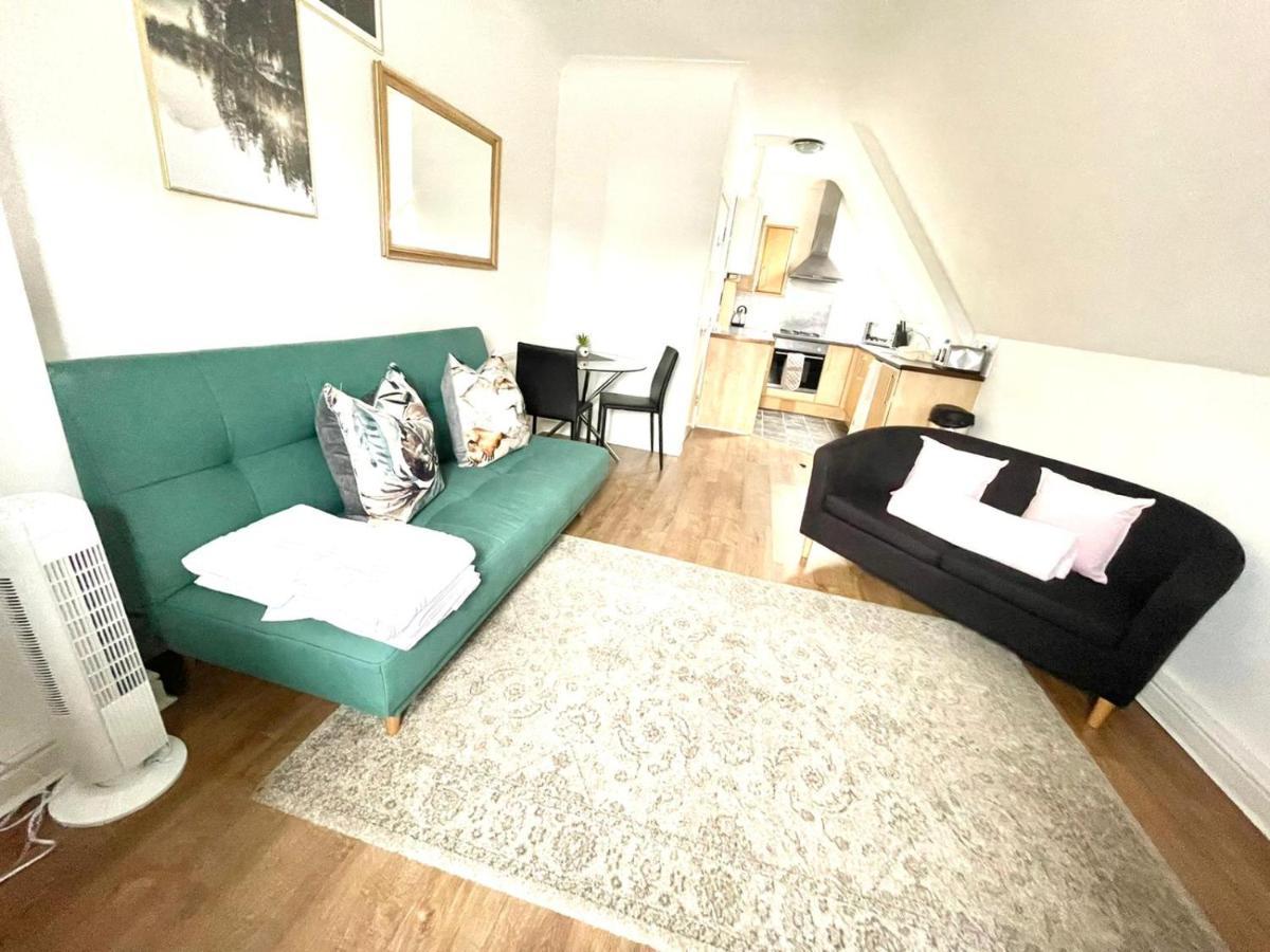 Koala & Tree - 2 Bedroom In Centre - Short Lets & Serviced Apartment *