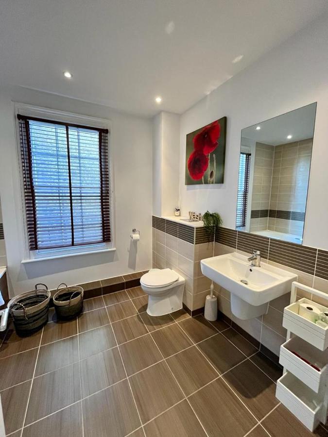 Stunning 2 Bedroom Apartment With Parking In A Prime, Central Location Apartment *