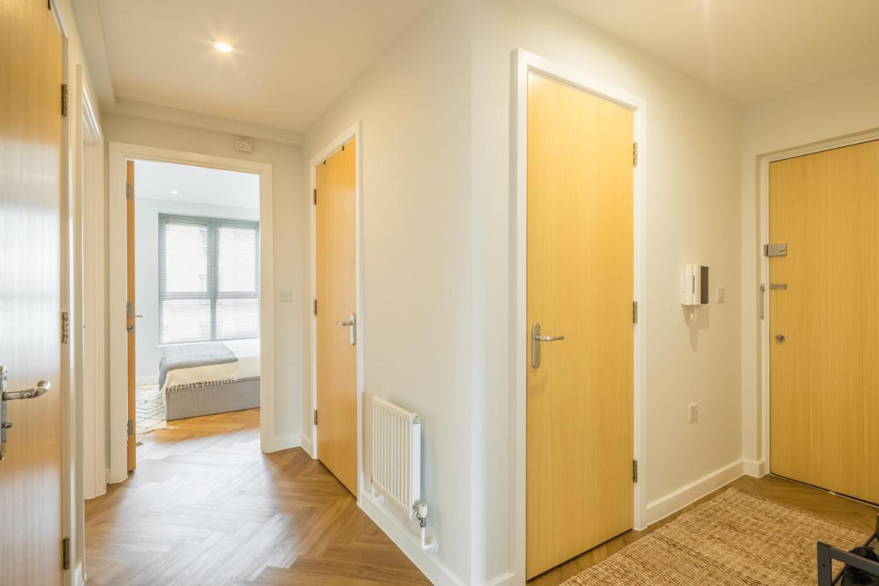 Executive 2br Next To Station + Parking *