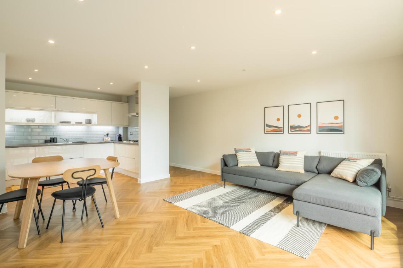 Executive 2br Next To Station + Parking *