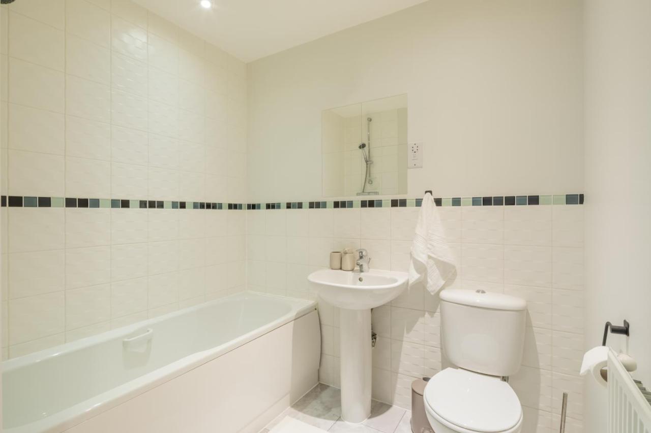 Executive 2br Next To Station + Parking *