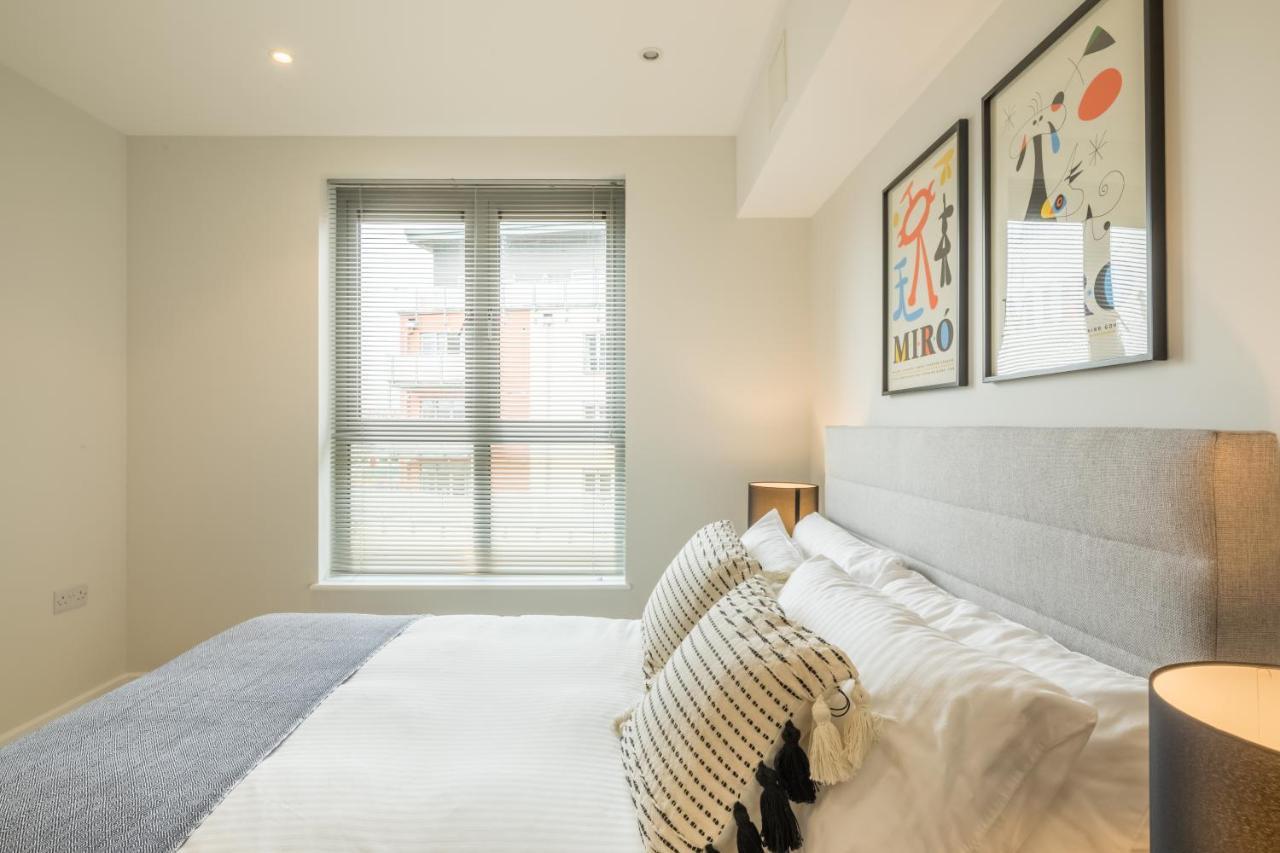 Executive 2br Next To Station + Parking