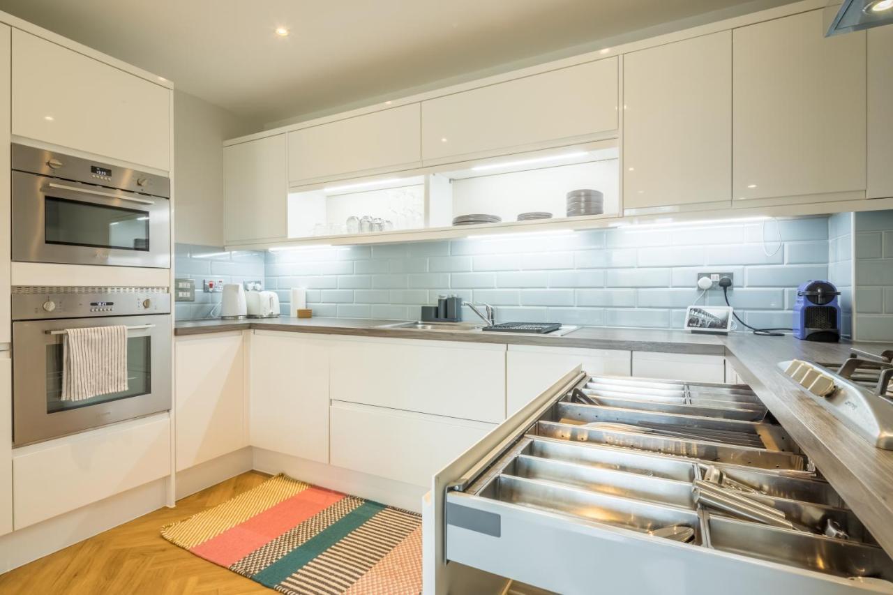 Executive 2br Next To Station + Parking *