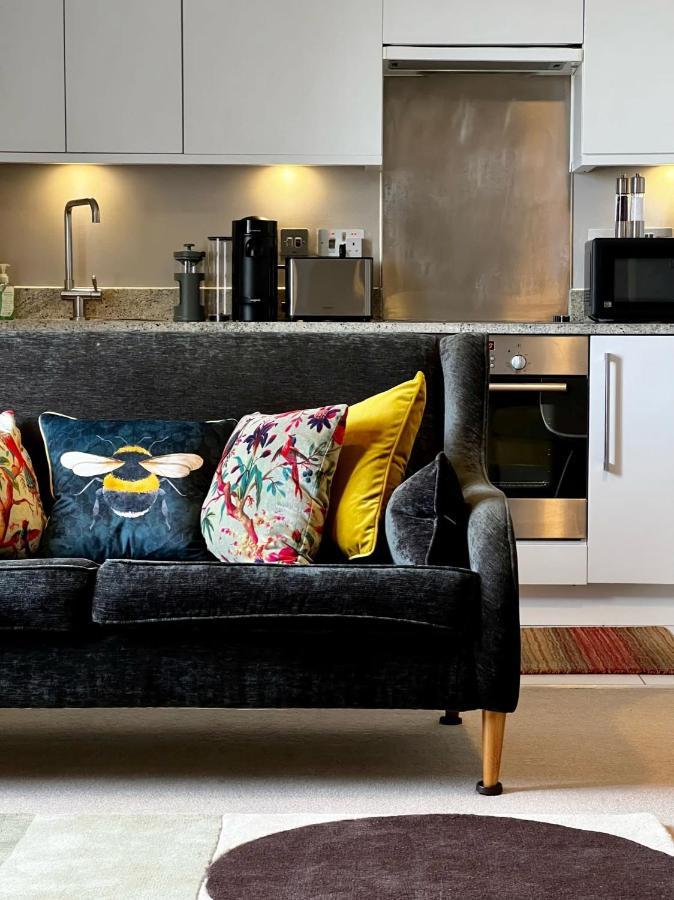 Apartment Stunning 2 Bedroom Apartment With Parking In A Prime, Central Location