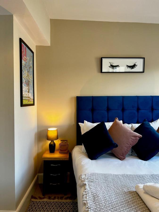 Apartment Stunning 2 Bedroom Apartment With Parking In A Prime, Central Location *