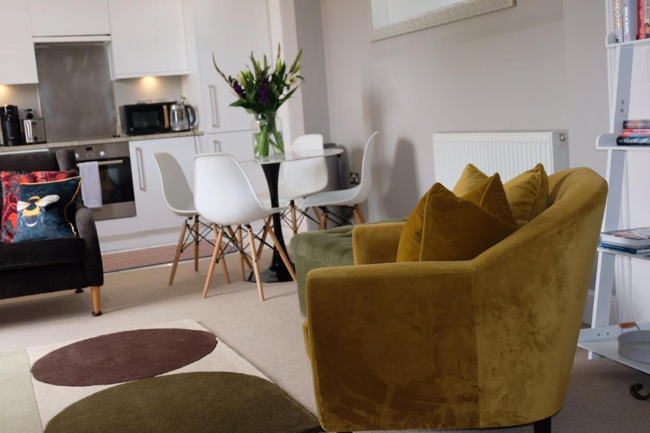 Stunning 2 Bedroom Apartment With Parking In A Prime, Central Location