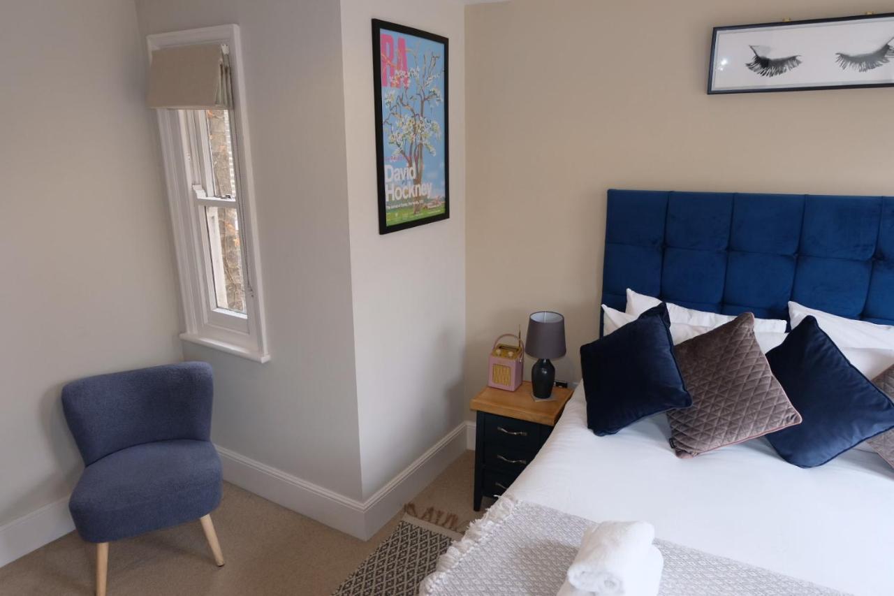 Stunning 2 Bedroom Apartment With Parking In A Prime, Central Location Apartment *