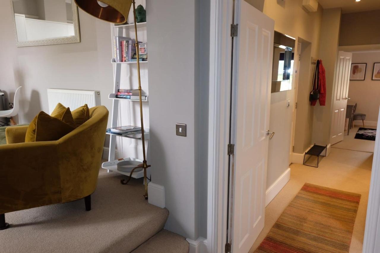 Stunning 2 Bedroom Apartment With Parking In A Prime, Central Location