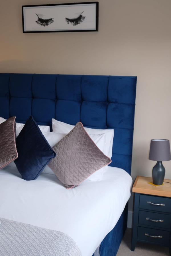 Stunning 2 Bedroom Apartment With Parking In A Prime, Central Location