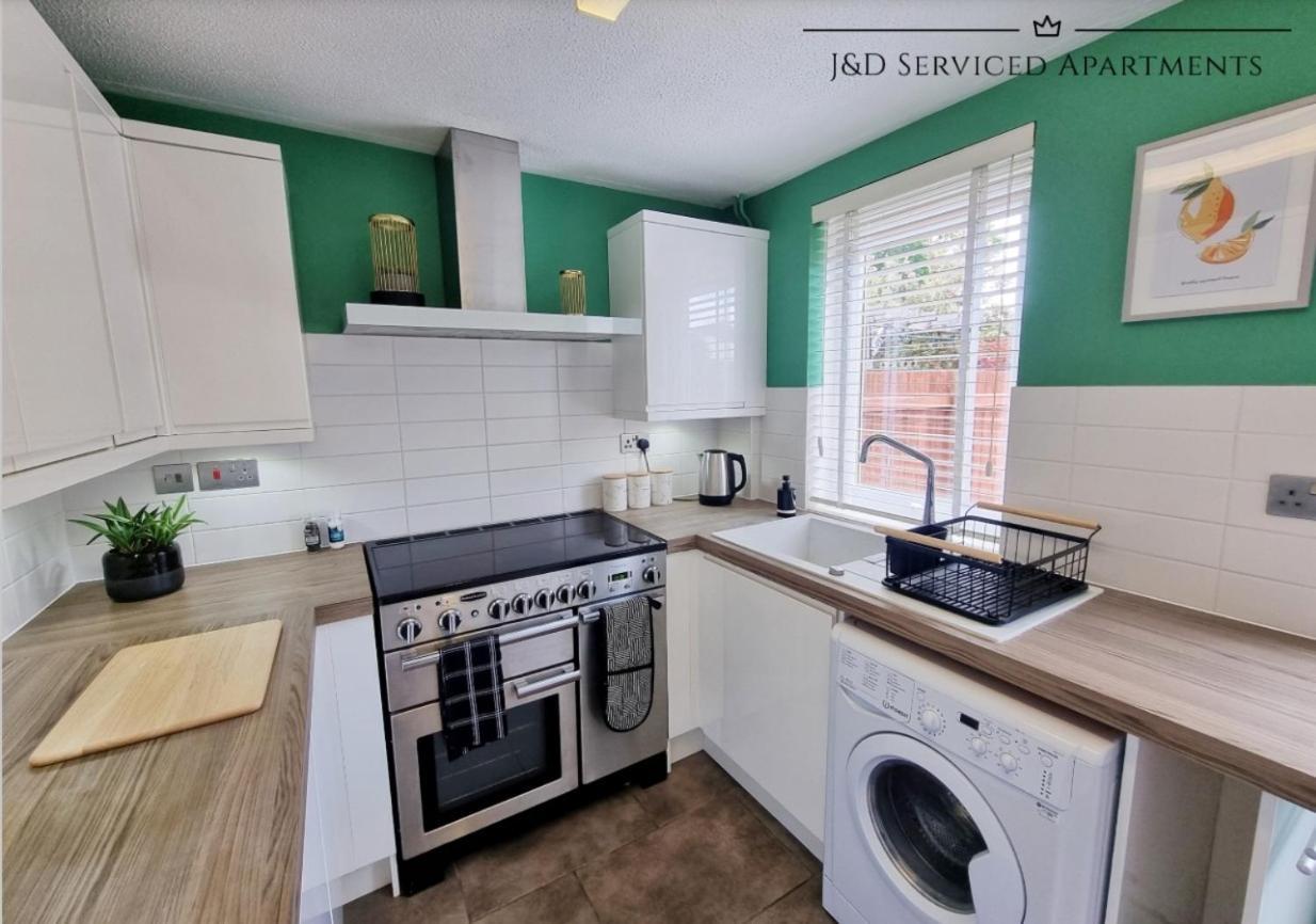 Comfortable 4-bed House With 3 Bathrooms, Free Parking! *