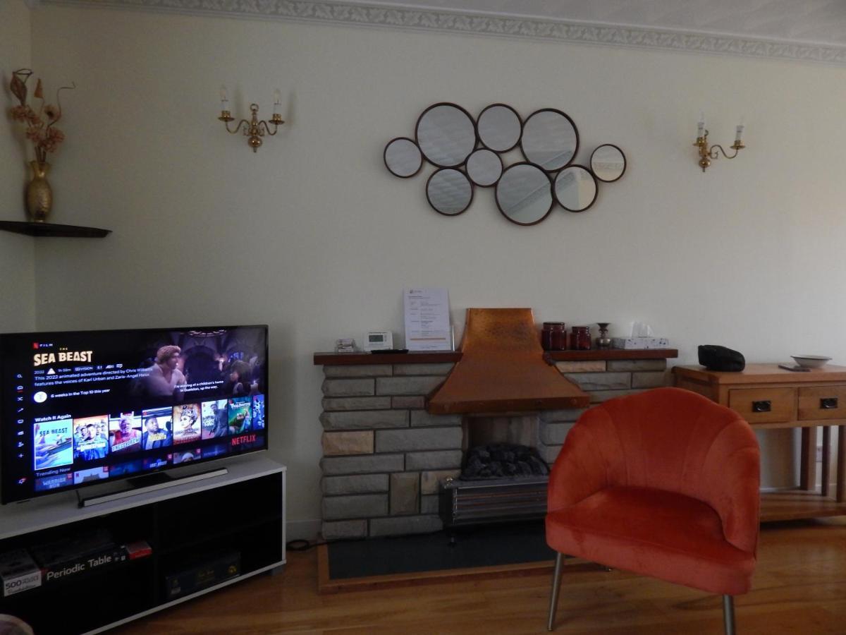 Two Bedroom Corporate And Family With Parking In Popular Location Holiday home