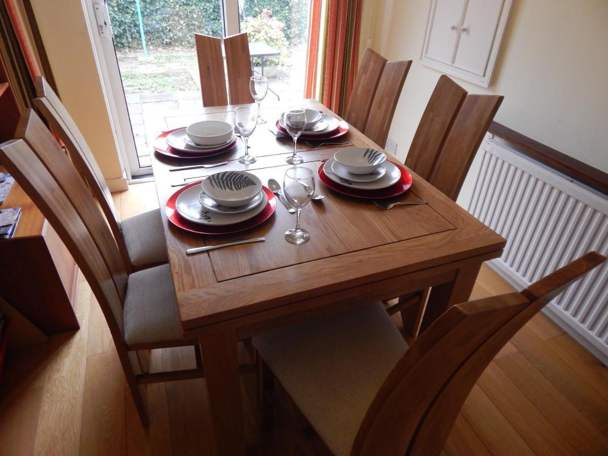 Holiday home Two Bedroom Corporate And Family With Parking In Popular Location