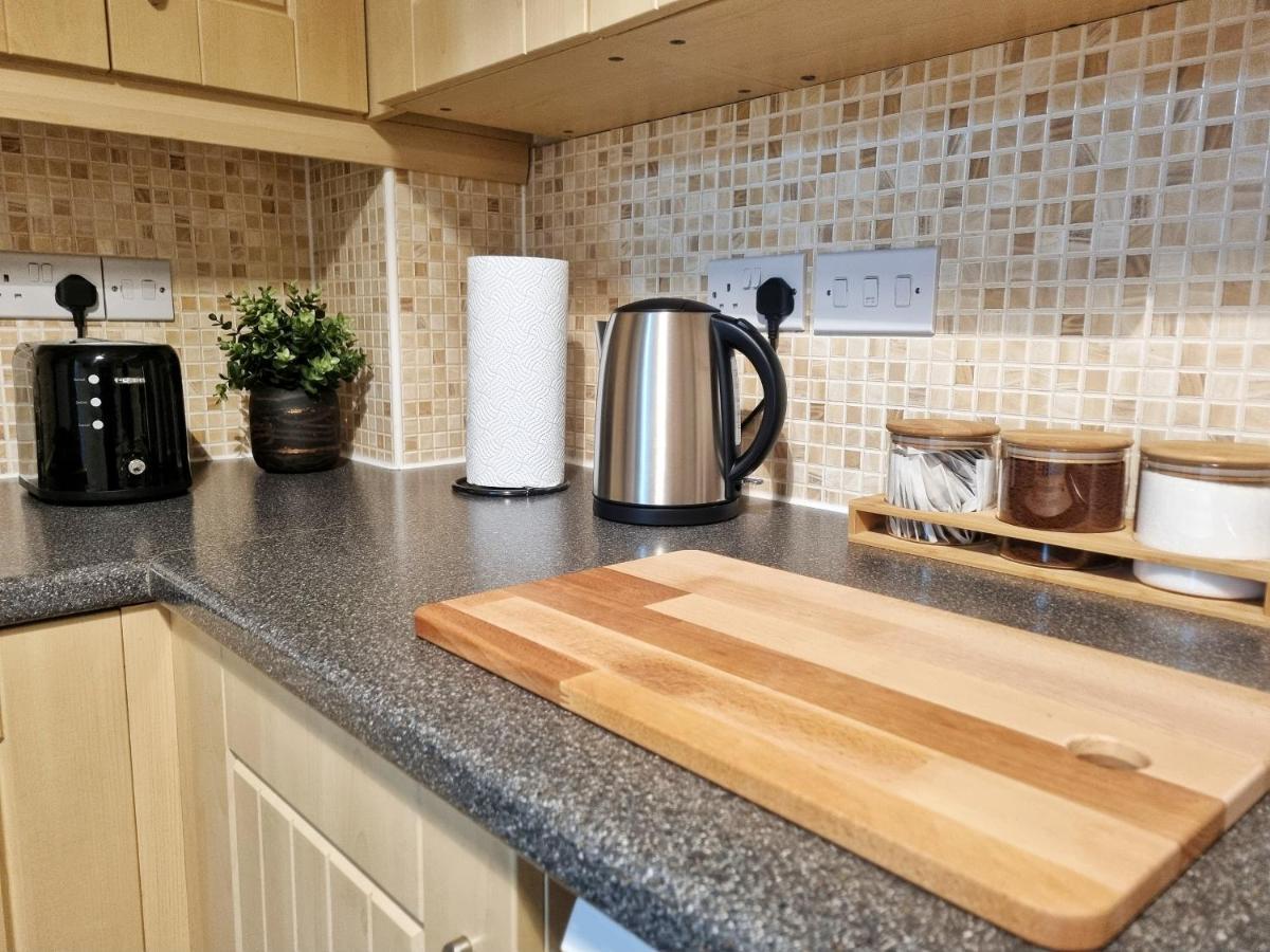 Modern & Spacious 3 Bedrooms And 2 Bathrooms Home, Free Parking! *