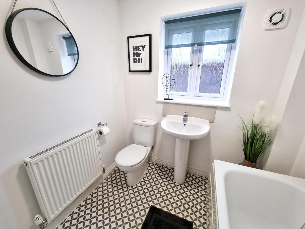 Modern & Spacious 3 Bedrooms And 2 Bathrooms Home, Free Parking! Holiday home