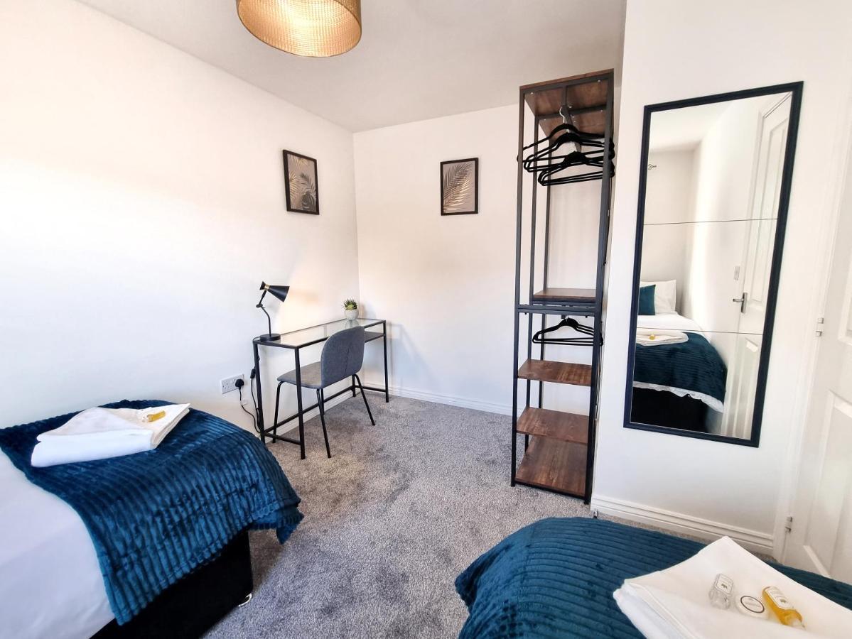 Stylish 3 Bedrooms & 2 Bathrooms House, Free Parking On Premises! Holiday home *
