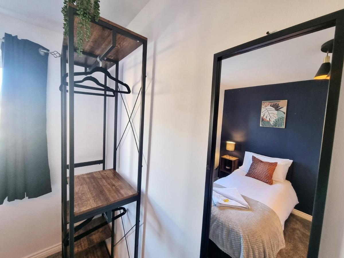 Stylish 3 Bedrooms & 2 Bathrooms House, Free Parking On Premises!