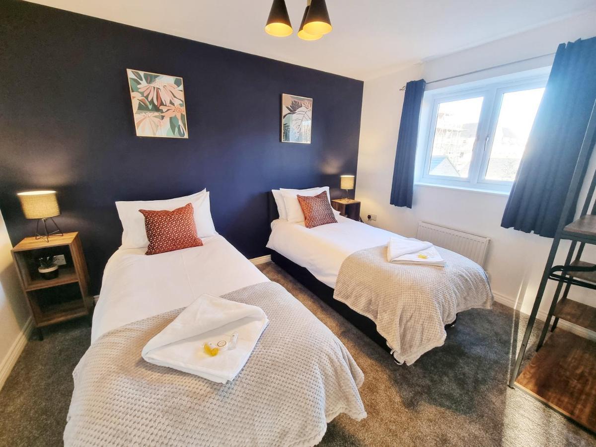 Holiday home Stylish 3 Bedrooms & 2 Bathrooms House, Free Parking On Premises! *