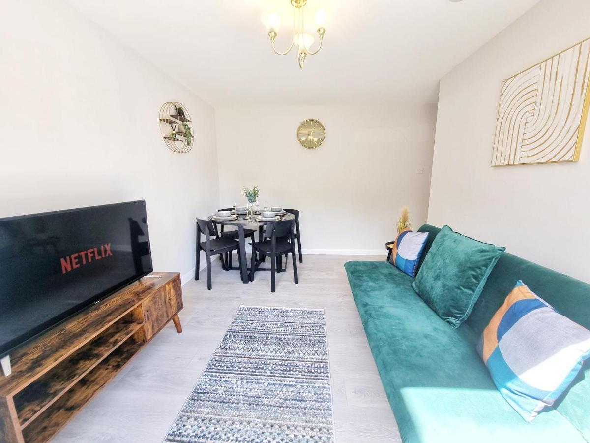 Comfortable 4-bed House With 3 Bathrooms, Free Parking!