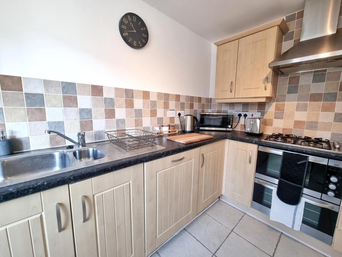 Holiday home Stylish 3 Bedrooms & 2 Bathrooms House, Free Parking On Premises! *