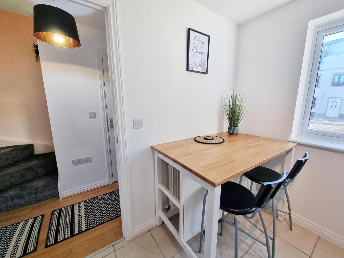 Stylish 3 Bedrooms & 2 Bathrooms House, Free Parking On Premises! *