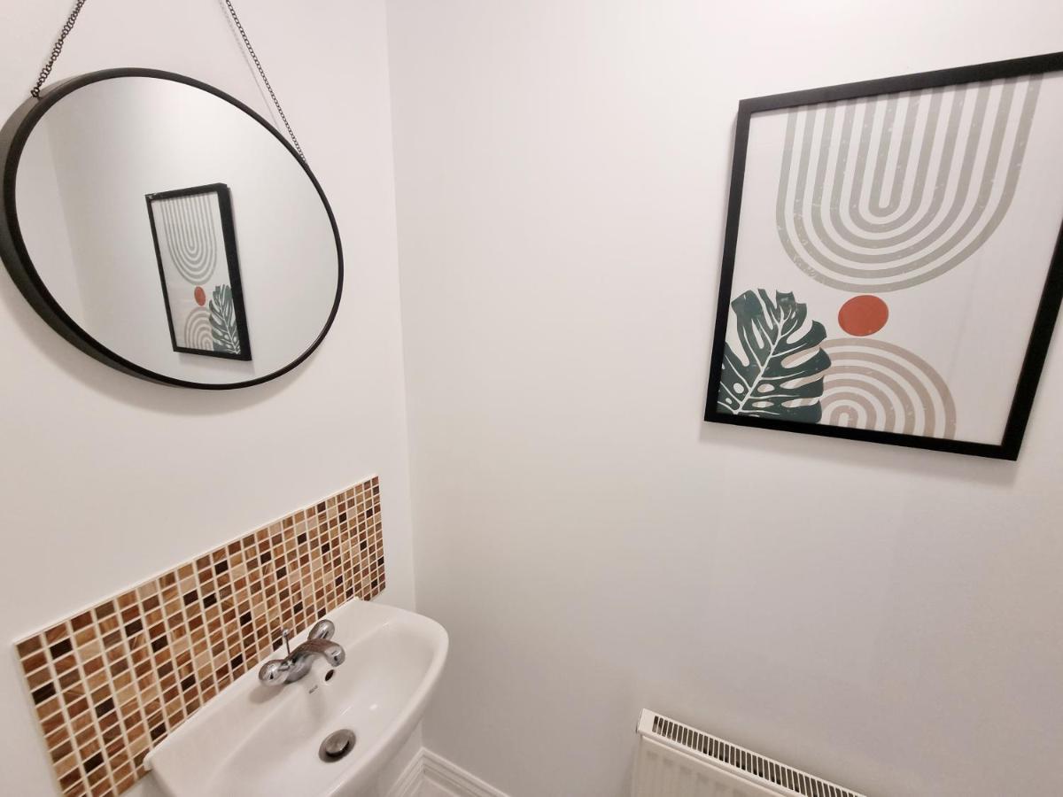 Stylish 3 Bedrooms & 2 Bathrooms House, Free Parking On Premises! *