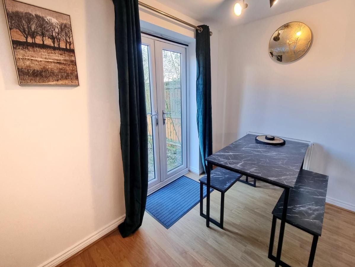 Stylish 3 Bedrooms & 2 Bathrooms House, Free Parking On Premises! Holiday home