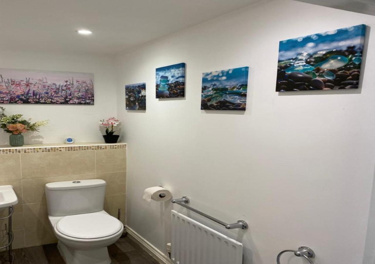 Stourbridge Common View: Cozy 2-bed With Terrace & Parking Apartment *
