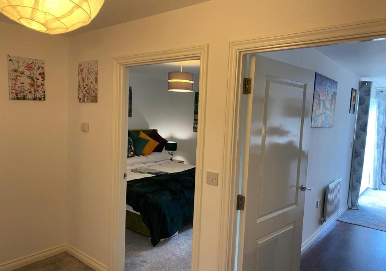 Stourbridge Common View: Cozy 2-bed With Terrace & Parking Apartment *