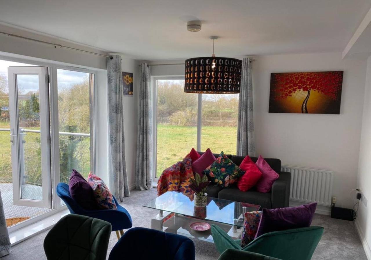Stourbridge Common View: Cozy 2-bed With Terrace & Parking Apartment *