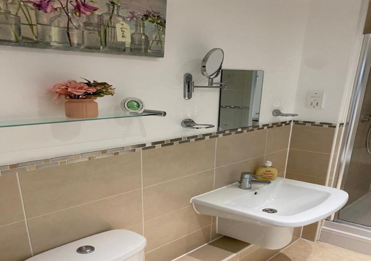 Stourbridge Common View: Cozy 2-bed With Terrace & Parking Apartment