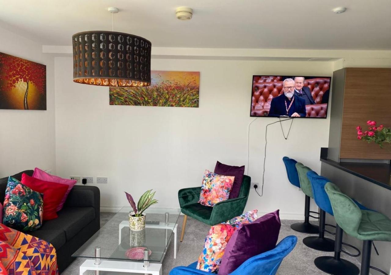 Stourbridge Common View: Cozy 2-bed With Terrace & Parking Apartment