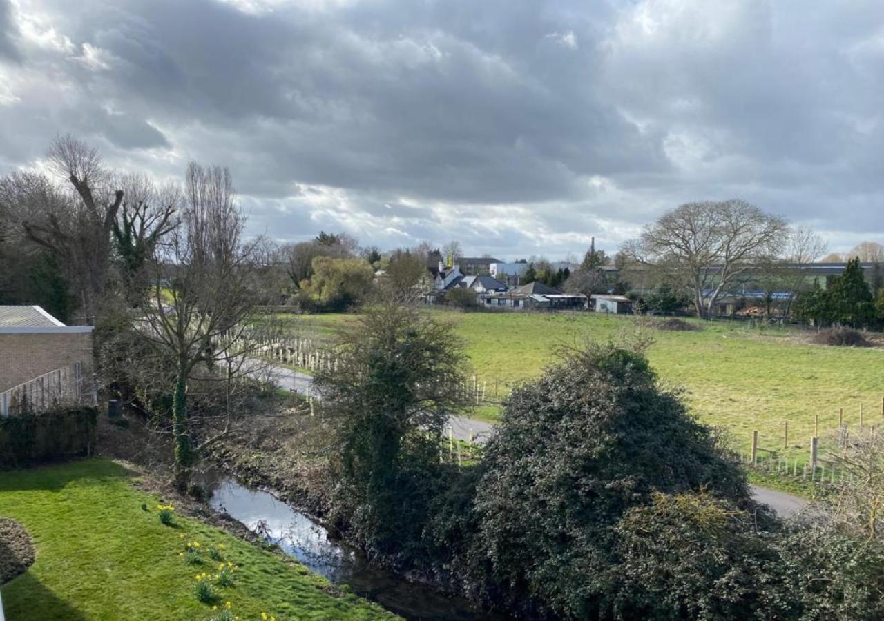 Stourbridge Common View: Cozy 2-bed With Terrace & Parking Apartment