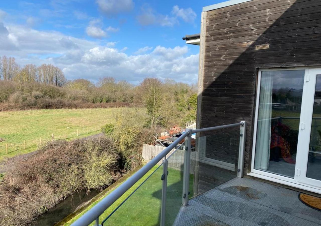 Apartment Stourbridge Common View: Cozy 2-bed With Terrace & Parking