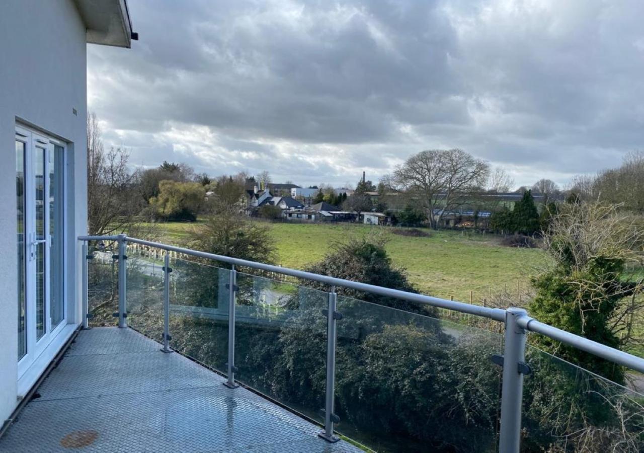 Apartment Stourbridge Common View: Cozy 2-bed With Terrace & Parking