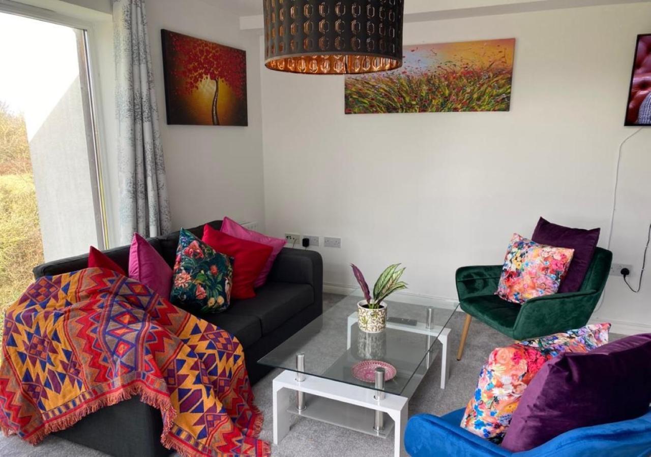 Apartment Stourbridge Common View: Cozy 2-bed With Terrace & Parking *