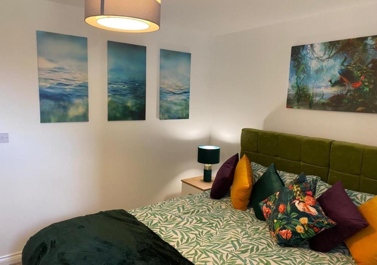 Stourbridge Common View: Cozy 2-bed With Terrace & Parking Apartment *