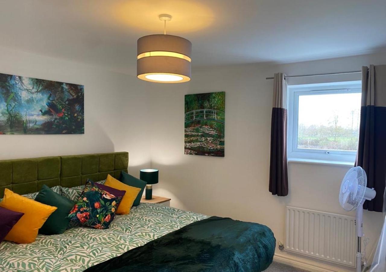 Stourbridge Common View: Cozy 2-bed With Terrace & Parking Apartment