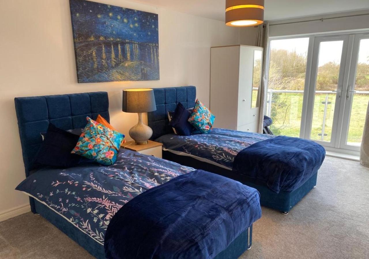 Stourbridge Common View: Cozy 2-bed With Terrace & Parking *