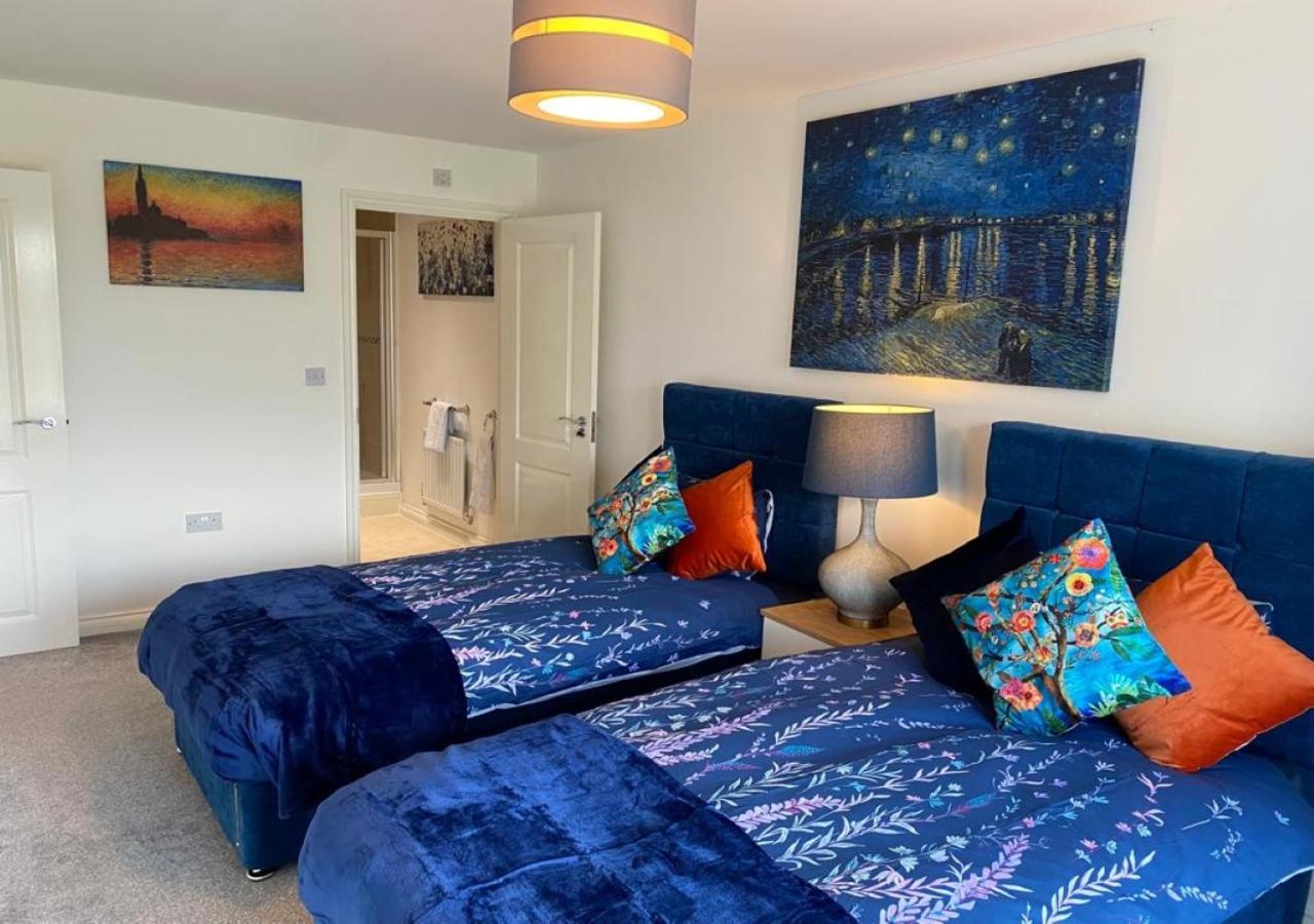 Stourbridge Common View: Cozy 2-bed With Terrace & Parking Apartment