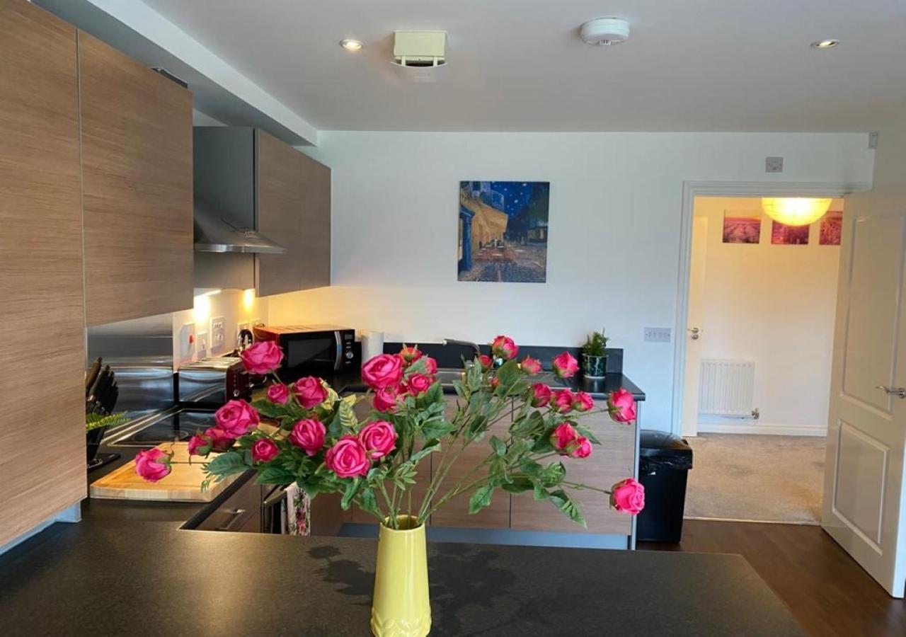 Stourbridge Common View: Cozy 2-bed With Terrace & Parking
