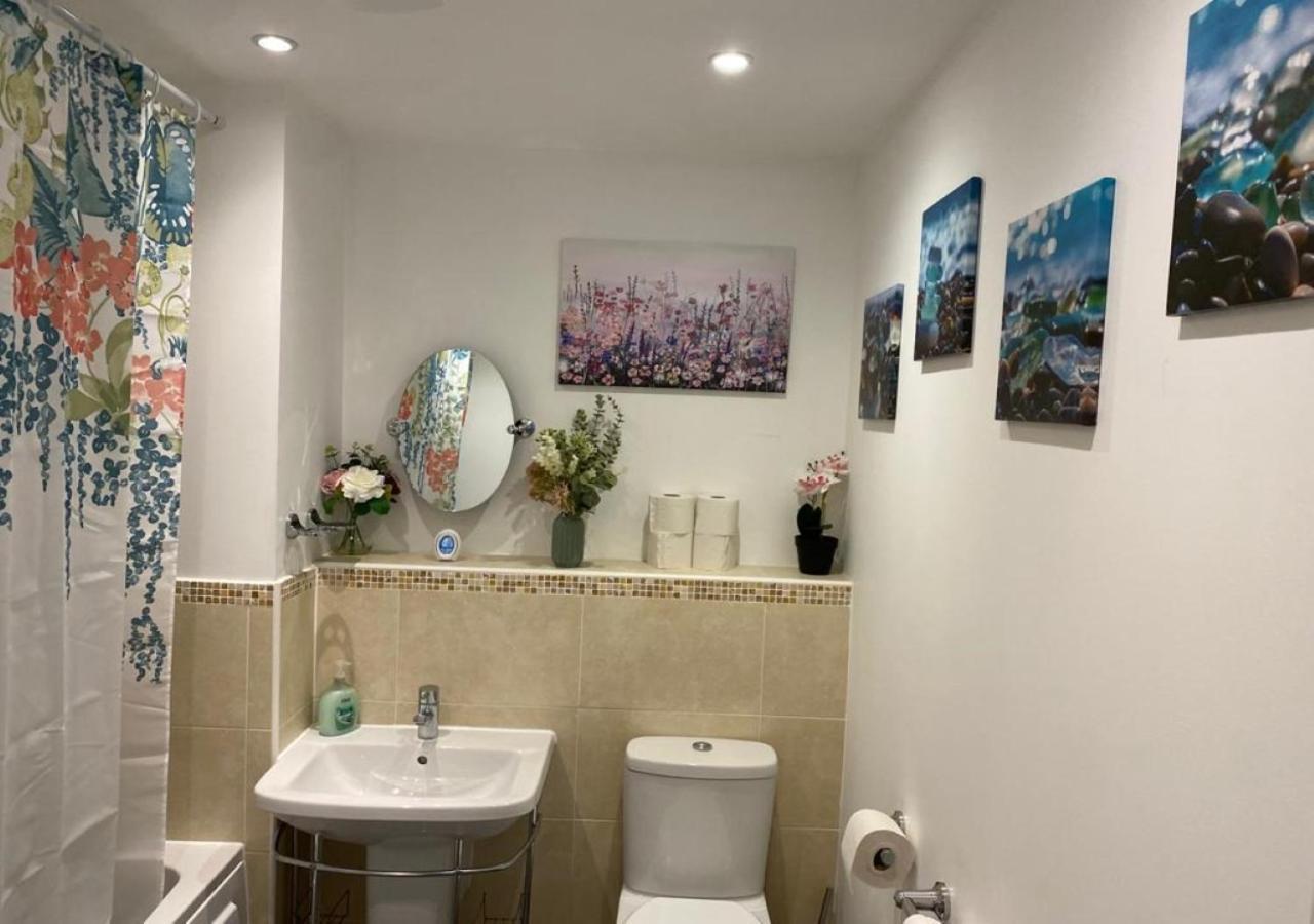 Apartment Stourbridge Common View: Cozy 2-bed With Terrace & Parking *