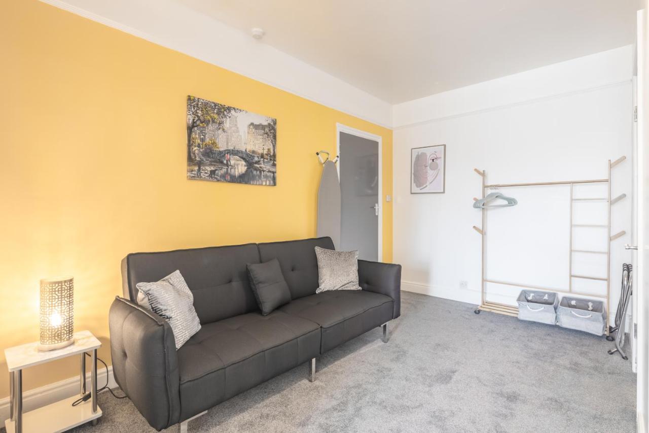 Private 5 With Kitchenette By Cb No Minimum Apartment *