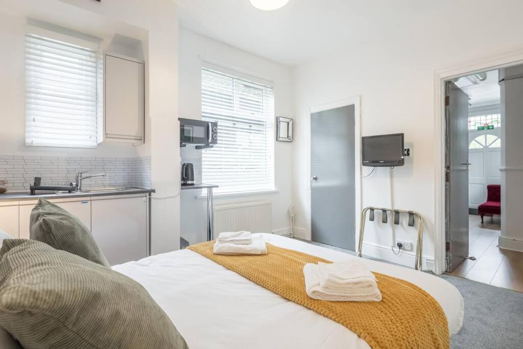 Private 2 With Kitchenette By Cb No Minimum *